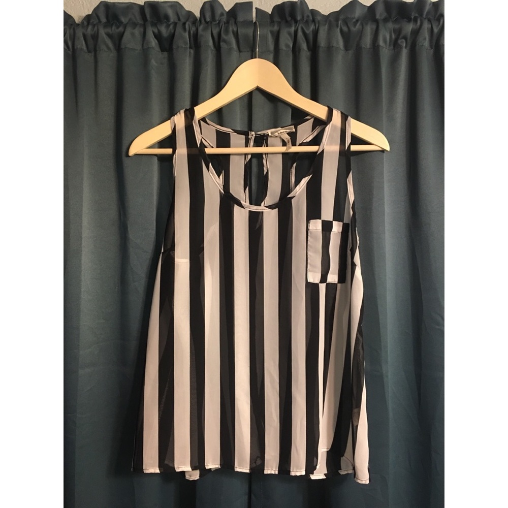 Kirra Vertical Black & White Top w/ Pocket size L